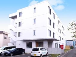 清潔感のある白い建物外観