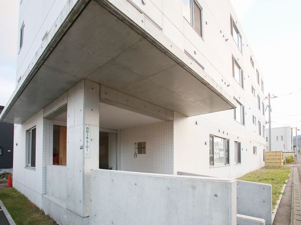 白い建物のエントランス