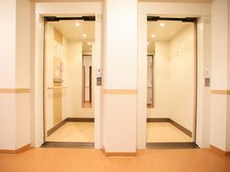 明るい通路のエレベーター