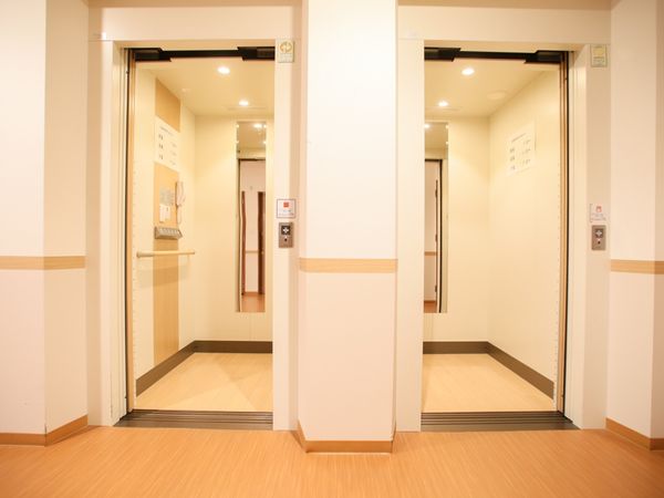 明るい通路のエレベーター