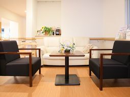 応接セットが置かれたラウンジ