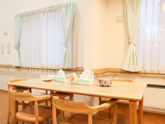 明るいダイニングテーブル ダイニング このダイニングルームは、ゆとりあるスペースで明るく、日常のお食事をゆっくりお楽しみいただける場所です。天井が高く、窓からは自然光が差し込んでいます。