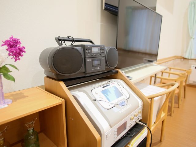 リハビリ支援機器とテレビ カラオケマシーン 機能改善をサポートする設備が整った訓練スペースです。視聴覚を使ったリハビリもでき、充実した時間を過ごせます。