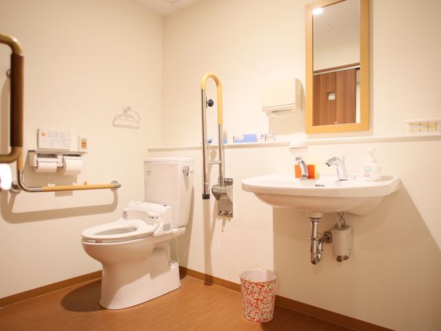 バリアフリー対応トイレ 多目的トイレ 手すり付きで安心して利用できる清潔なトイレです。床も滑りにくく、利用者の安全を考えた設計になっています。
