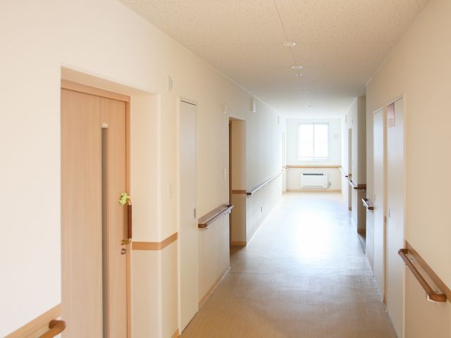 明るい廊下の景色 廊下 手すりが整備された広々とした通路です。安心して歩行できる環境が整っていますので、日々の業務に集中できます。