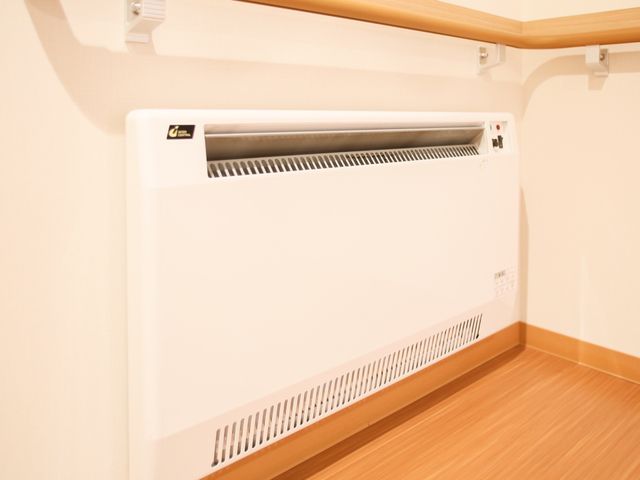 エアコン付き居室 パネルヒーター 快適な室内環境を保つためのエアコンが完備されており、一年中過ごしやすいです。効率的に温度管理ができるよう配慮されています。