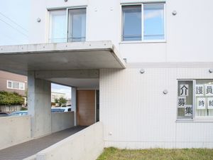 白い壁の建物エントランス