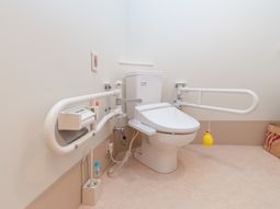バリアフリー設計のトイレ