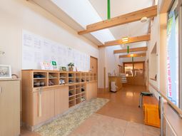 明るい廊下と掲示物