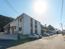 広々とした外観の施設