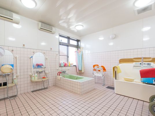 バリアフリー設計の浴室