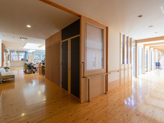 温かみのある廊下の風景