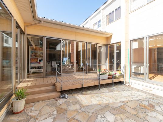 明るい中庭の風景