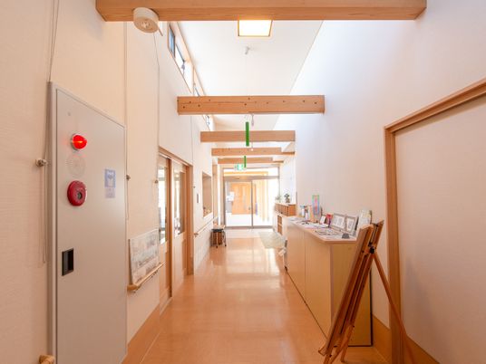 明るく広々とした廊下