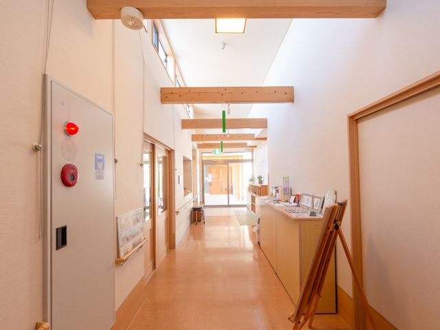 明るく広々とした廊下