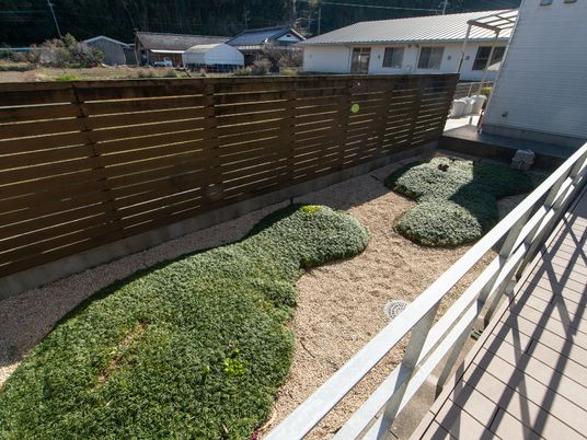 清潔な施設の中庭