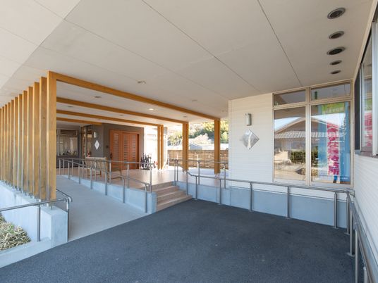 広々とした明るいエントランス