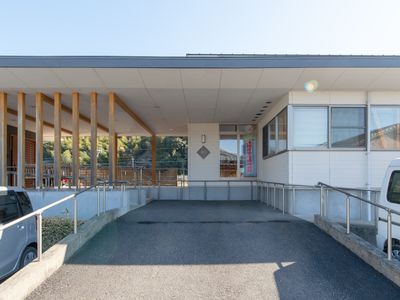 清潔感あるエントランス外観