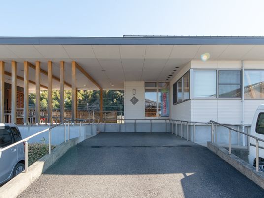 清潔感あるエントランス外観