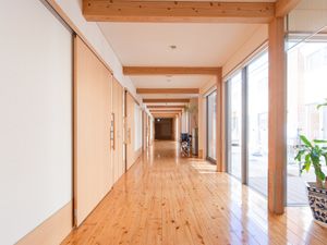 明るい廊下の一角