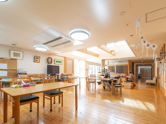 明るい木目調の食堂