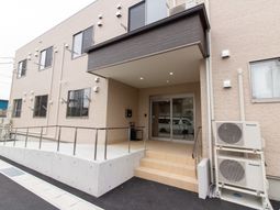 清潔感のある建物のエントランス