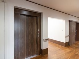 清潔感ある廊下のエレベーター