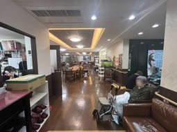落ち着いた雰囲気のラウンジ