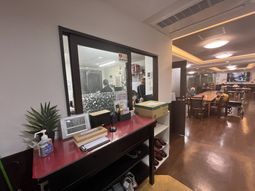 物が並んだ受付カウンター