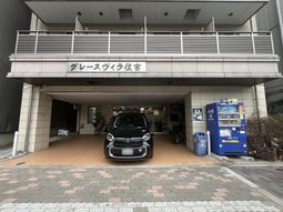 車が停まるエントランス