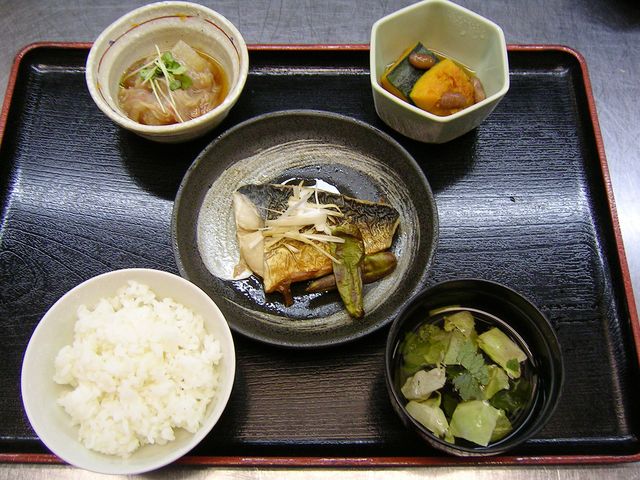提供される健康的な食事 食堂 健康的な食事を提供する仕事では、利用者の方々の笑顔と満足がやりがいにつながります。