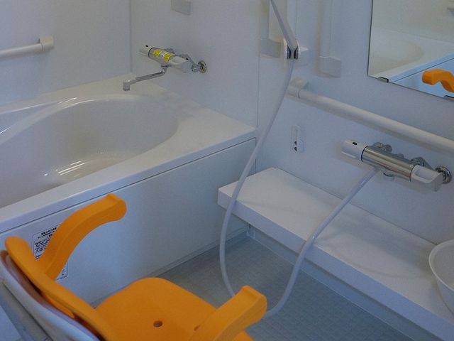 浴室の設備 浴室   手すりやシャワー設備が整った明るい浴室です。安全に配慮したつくりで、入浴介助のしやすさが伝わります。