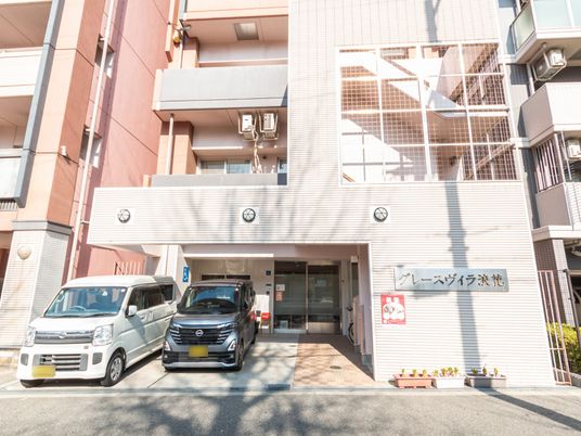 駐車場がある建物外観