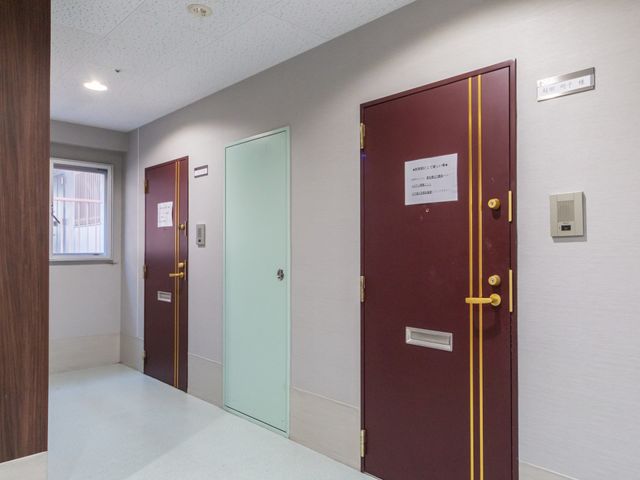廊下の様子 廊下 明るい廊下には清潔感があり、各部屋へのアクセスがスムーズです。快適な職場環境を支えます。