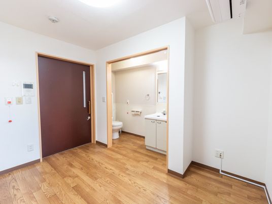 シンプルなトイレ施設