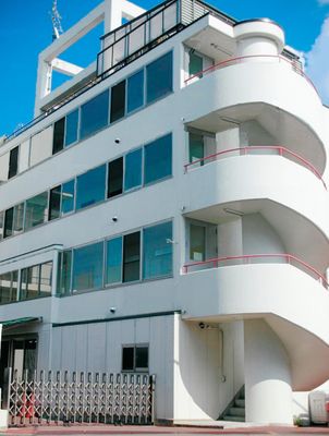 明るい施設の外観