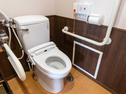 バリアフリーの設備が整ったトイレ