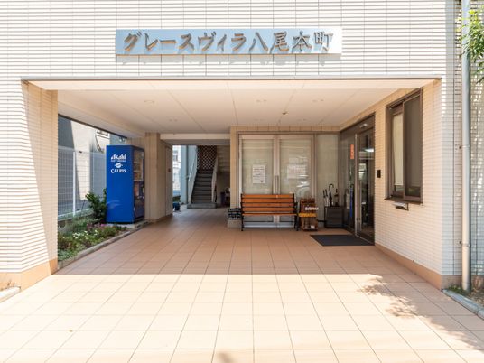 施設のエントランス