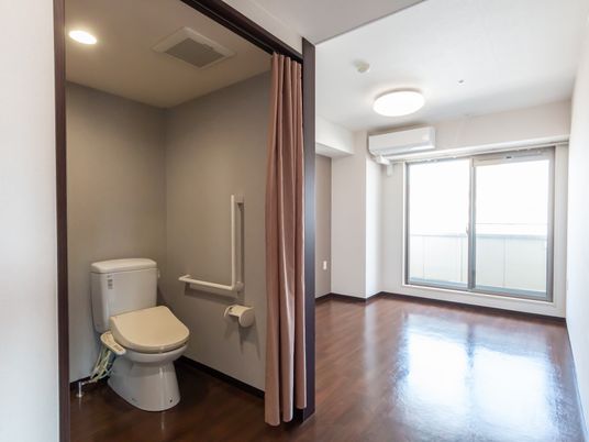 明るい居室とトイレ