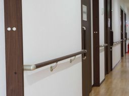 手すり付きの清潔な廊下