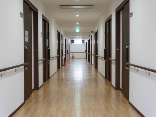 明るく清潔な廊下