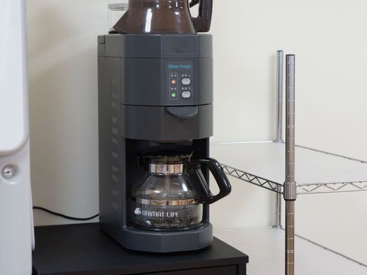 コーヒーメーカーと棚