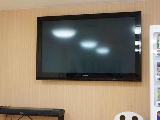 大型テレビとスピーカー設置
