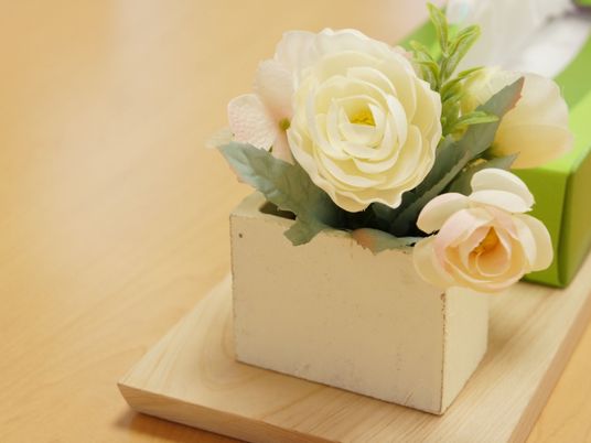 テーブル上の造花装飾