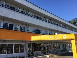 明るい施設の外観