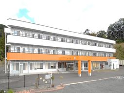 オレンジ色の外観建物