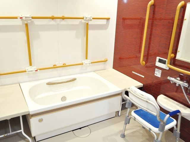 バリアフリー対応の洗面台 浴室 使いやすさに配慮した洗面台周りは、広々としており手すりが設置されています。安心してお使いいただける環境を目指しております。