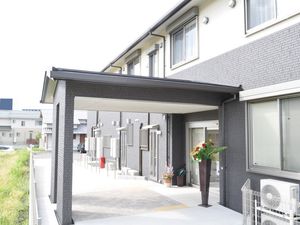 明るいエントランス前