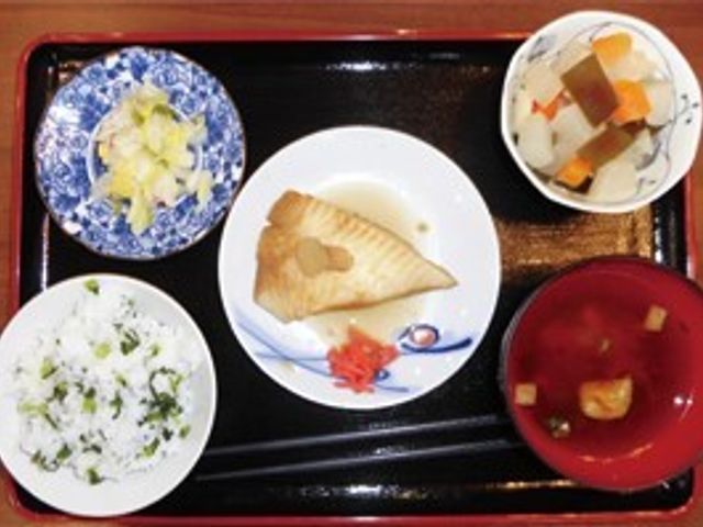 バランスの良い一食 食事 栄養バランスを考えられた美味しそうな食事が並んでおり、心も体も満たされる食事時間を提供しています。