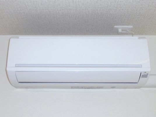 白い壁に取り付けられたエアコン
